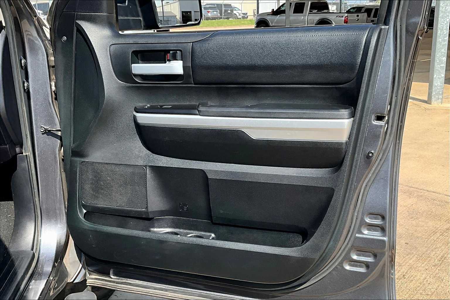 2017 Toyota Tundra SR5 photo 23
