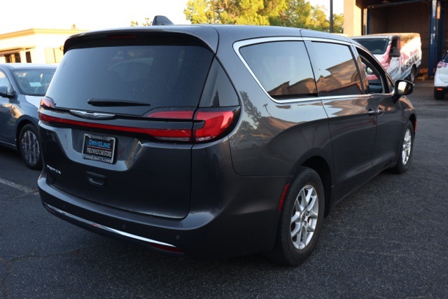 2023 Chrysler Pacifica Touring L photo 2