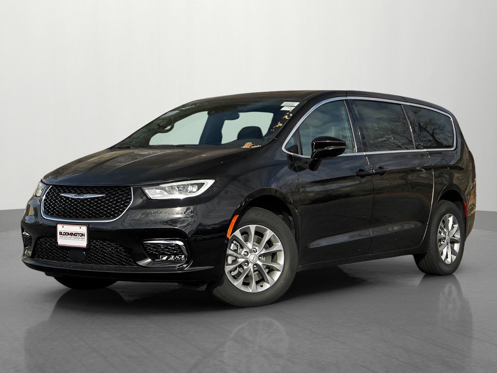 2026 Chrysler Pacifica Limited's photo