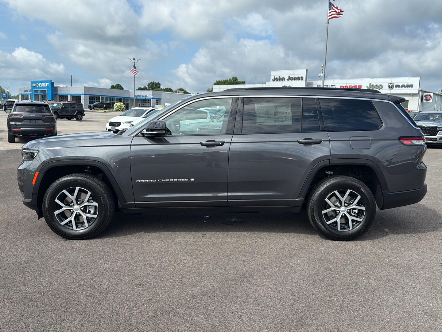 2025 Jeep Grand Cherokee Limited photo 3