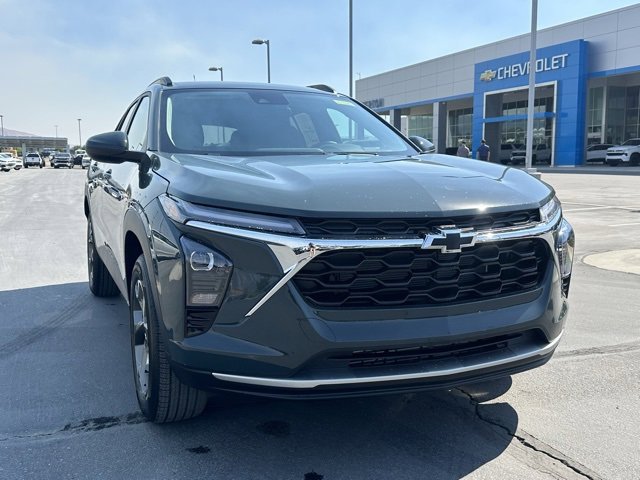 2025 Chevrolet Trax LT photo 2