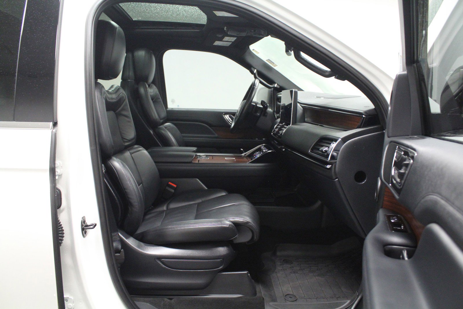 Used 2022 Pristine White Lincoln Reserve image 17