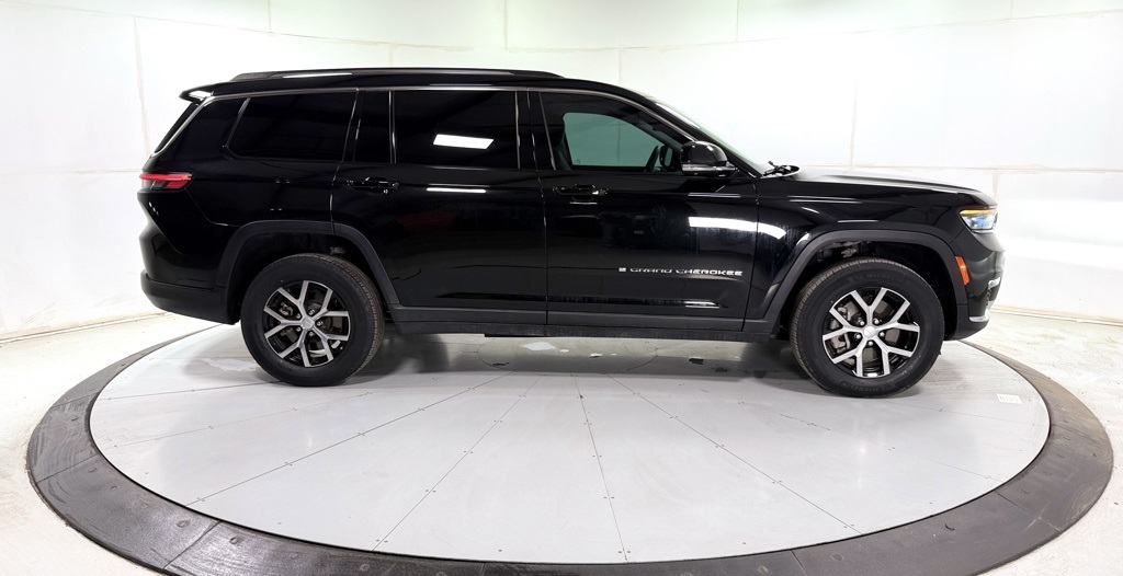 2023 Jeep Grand Cherokee Limited photo 2