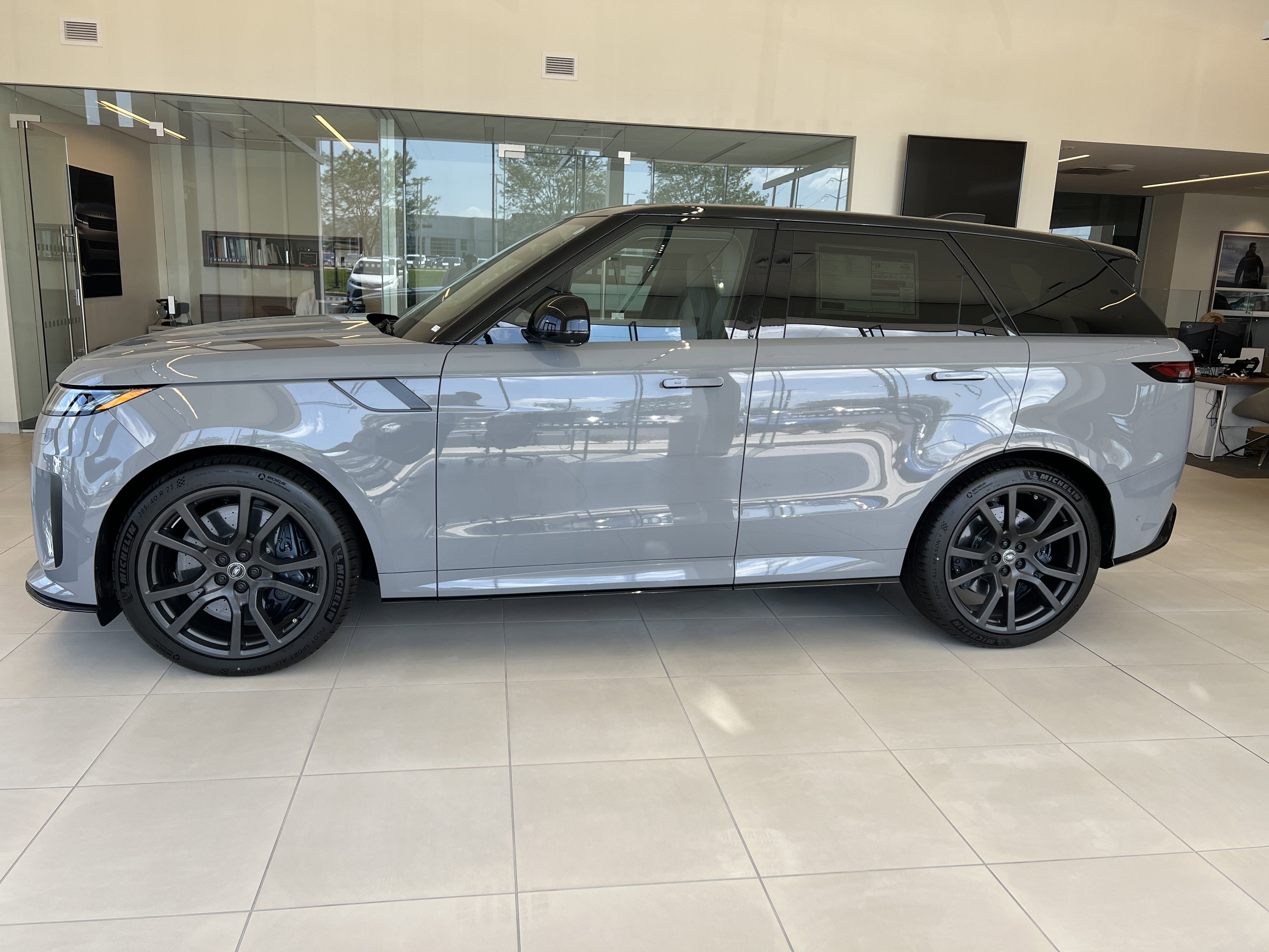 2025 Land Rover Range Rover Sport photo 2