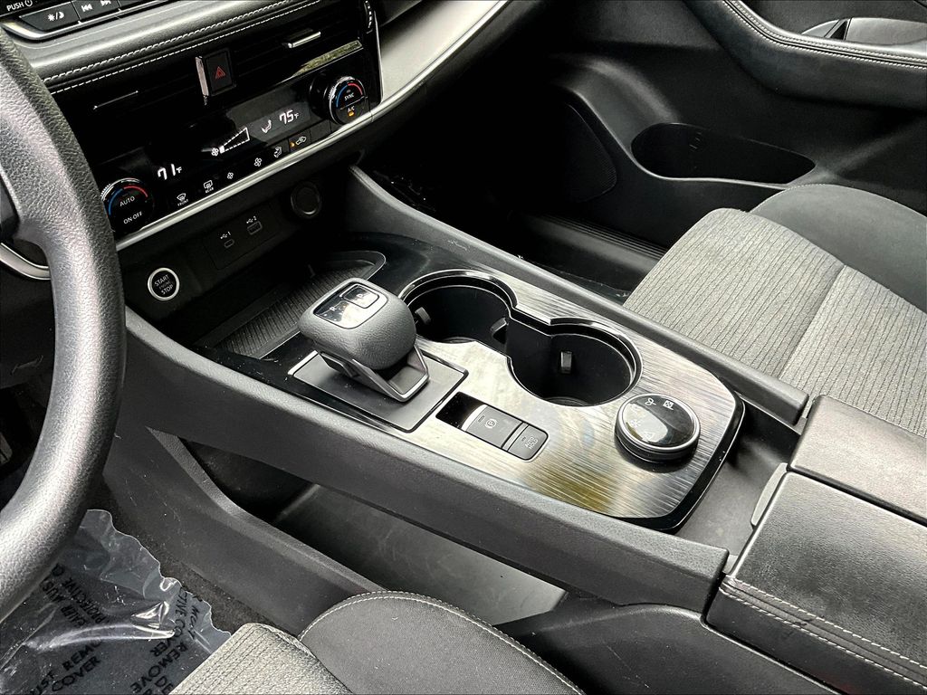 2021 Nissan Rogue SV photo 12