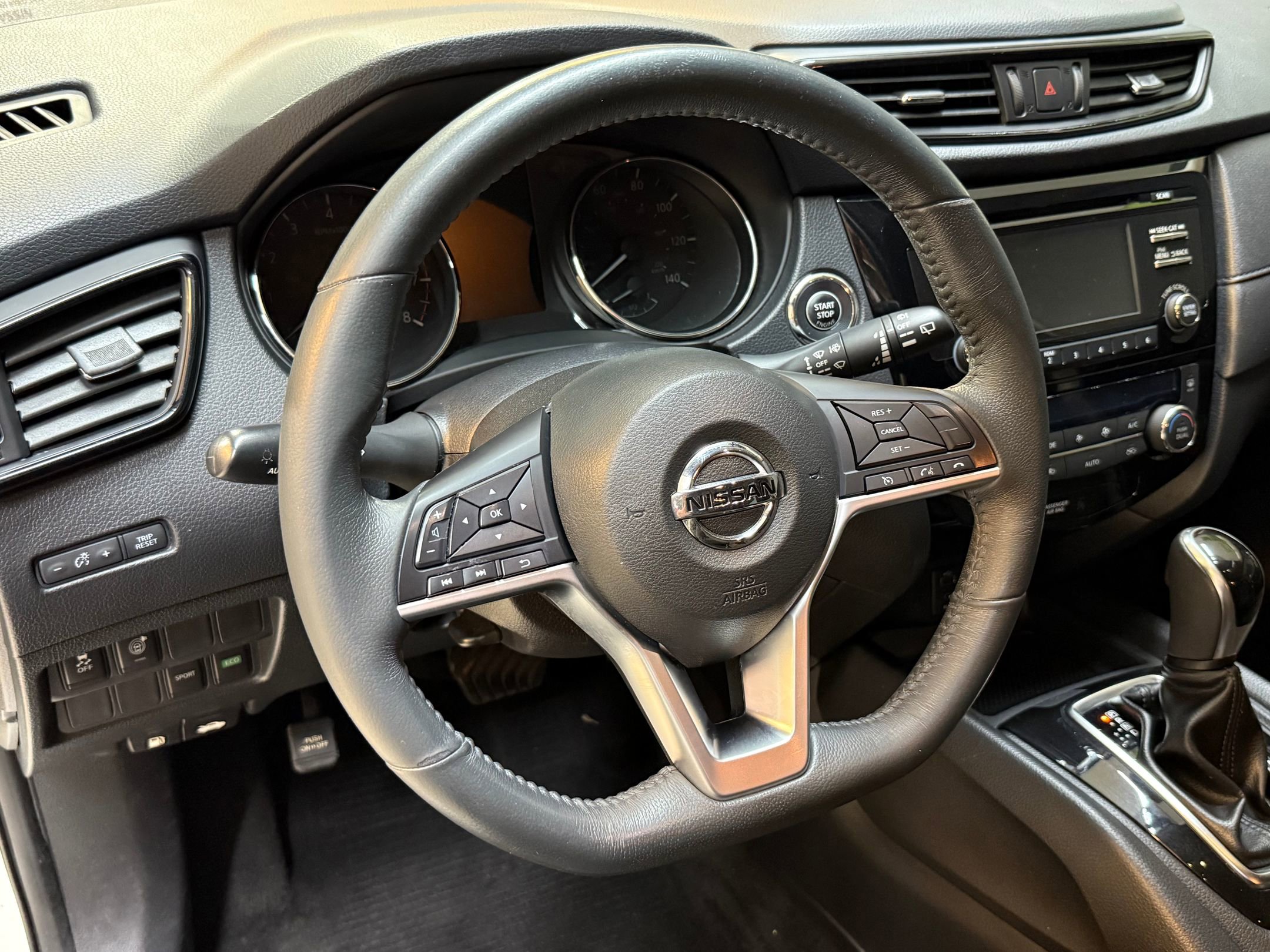 2017 Nissan Rogue SV photo 3