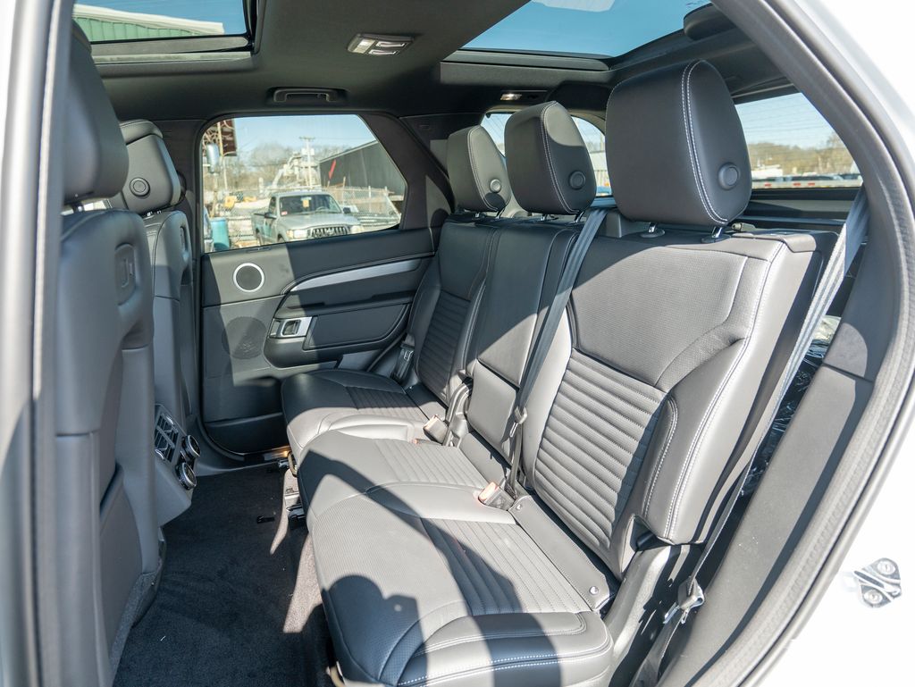 2025 Land Rover Discovery SE photo 18
