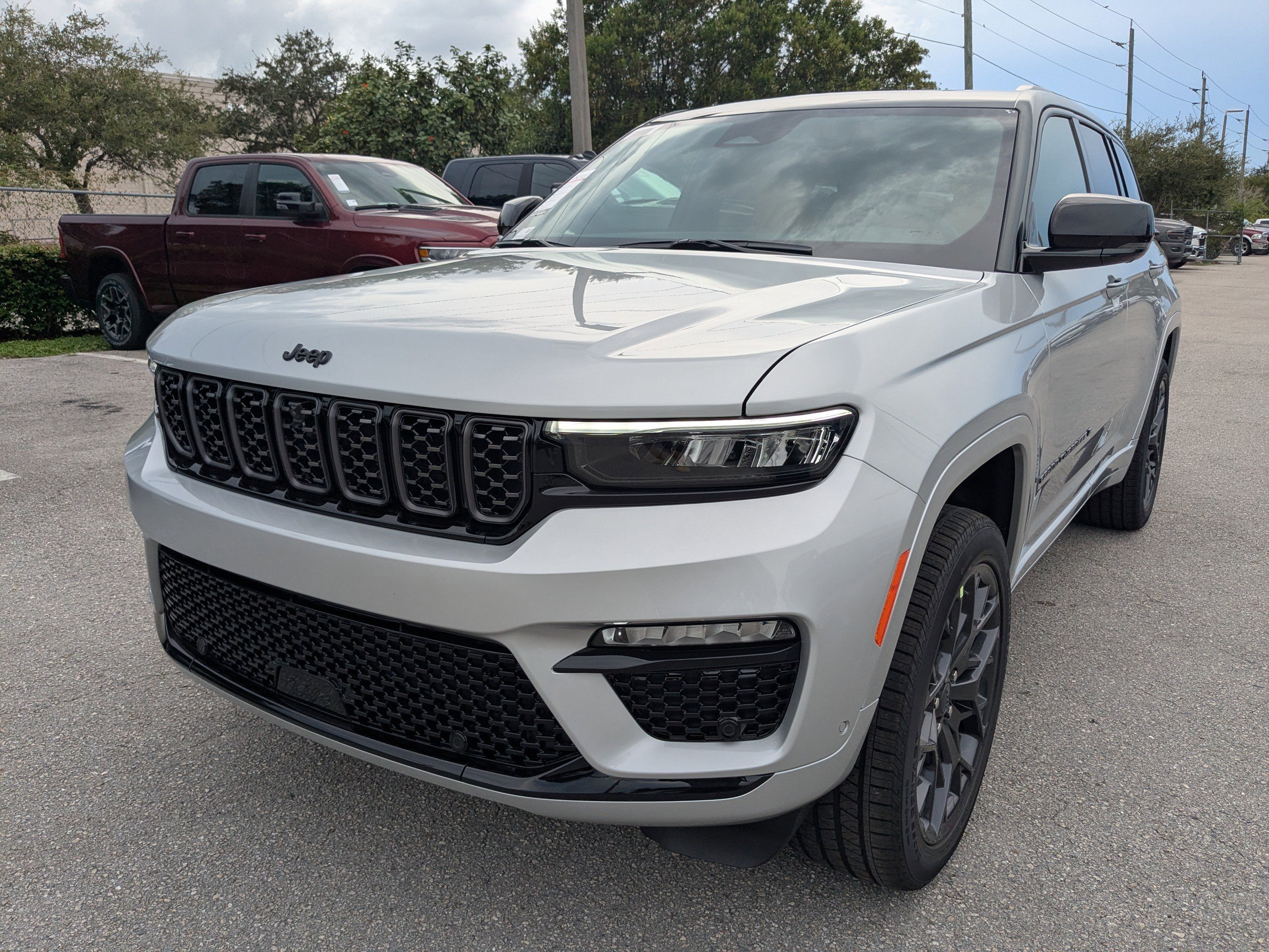 2025 Jeep Grand Cherokee Summit photo 9