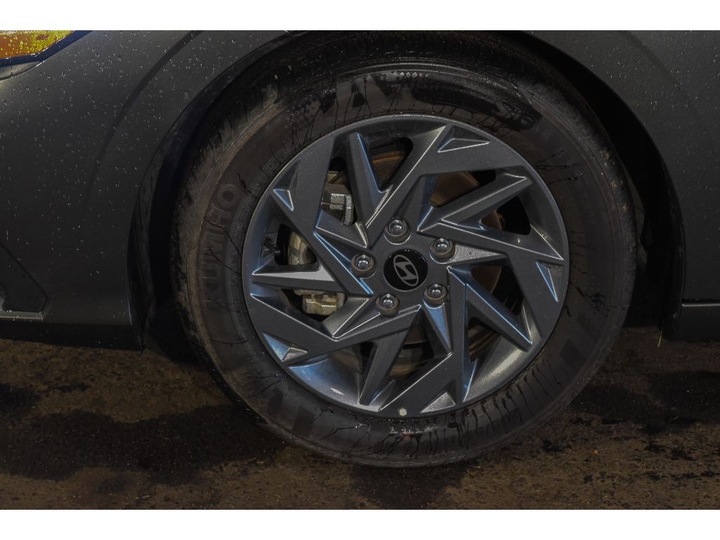 2024 Hyundai Elantra SEL photo 3