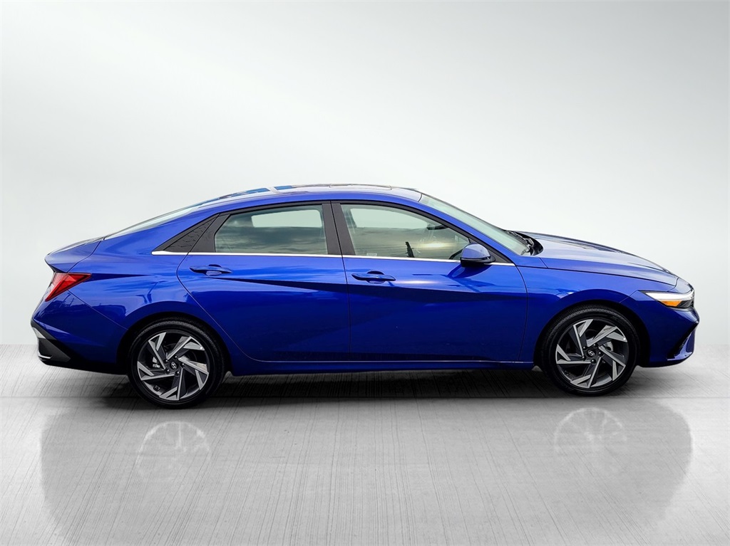 2025 Hyundai Elantra Limited photo 4