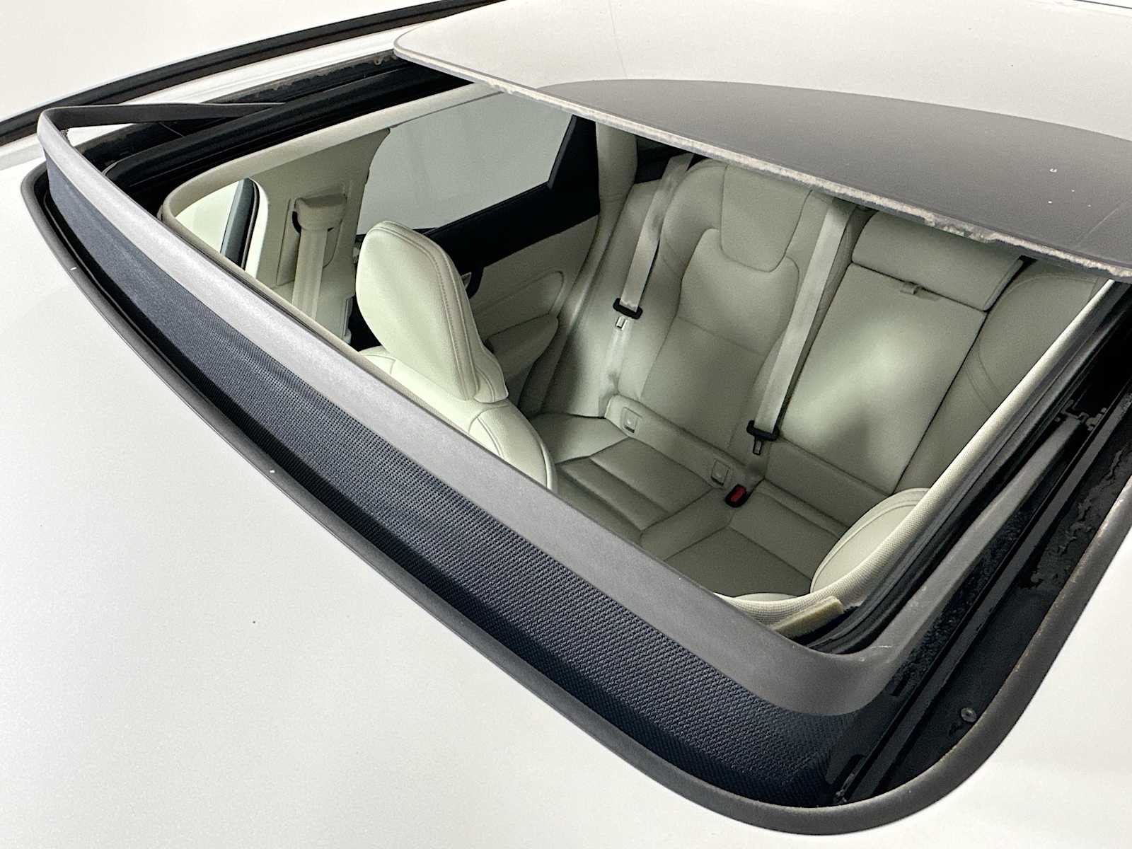 2025 Volvo XC60 T8 Plus photo 17
