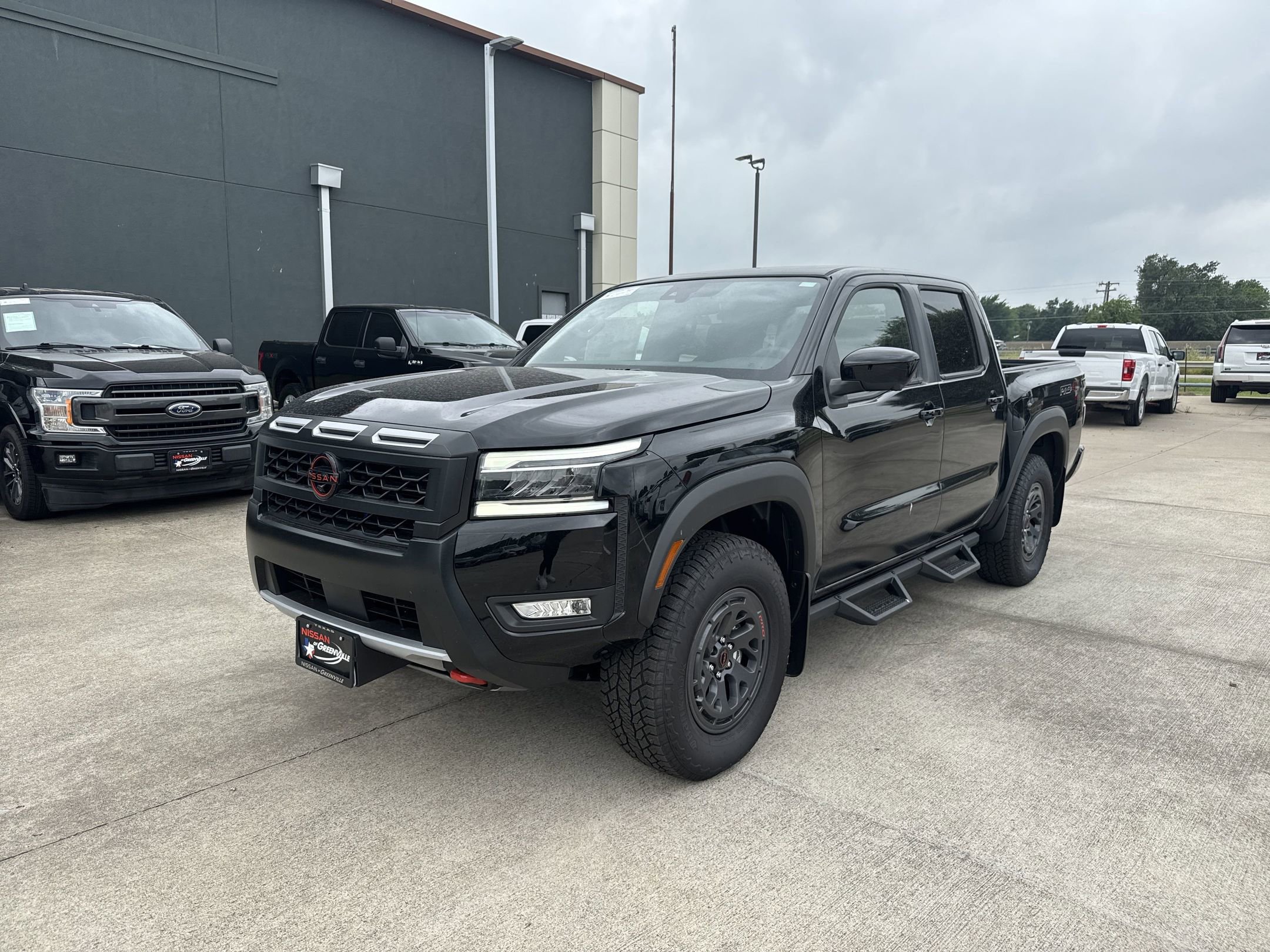 2025 Nissan Frontier PRO-4X photo 2