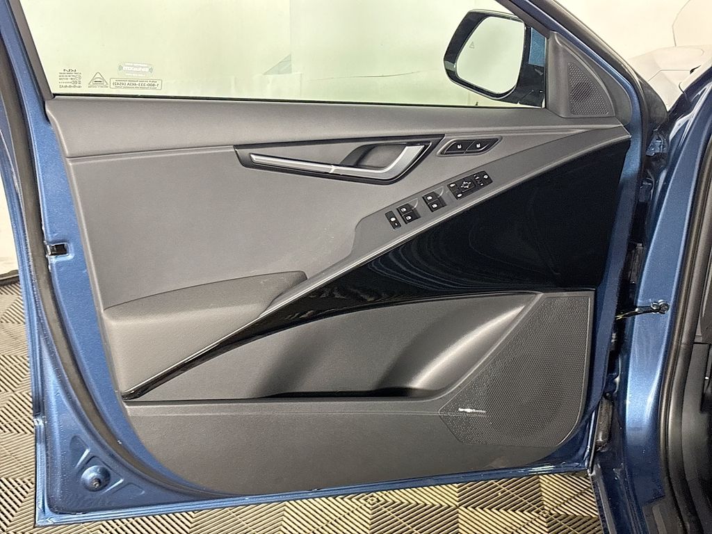 2025 Kia Niro Plug-In Hybrid SX Touring photo 10