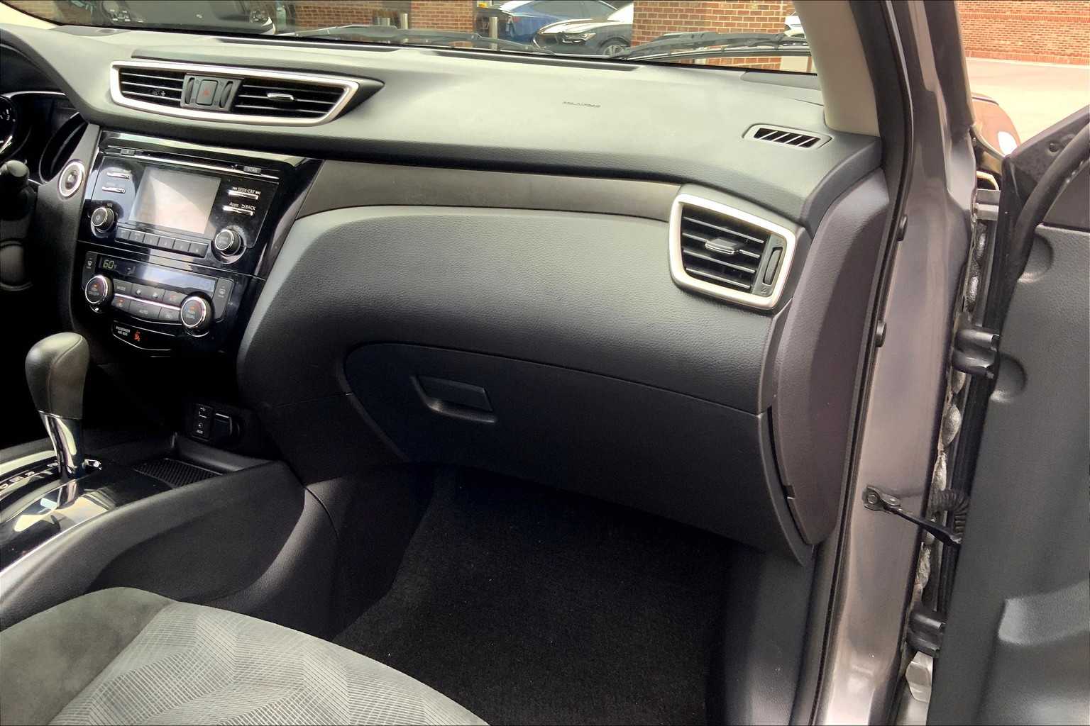 2016 Nissan Rogue SV photo 17