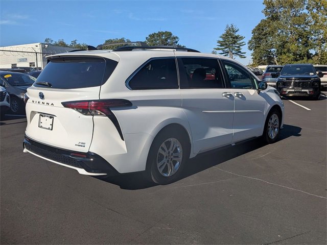 2022 Toyota Sienna XSE photo 3