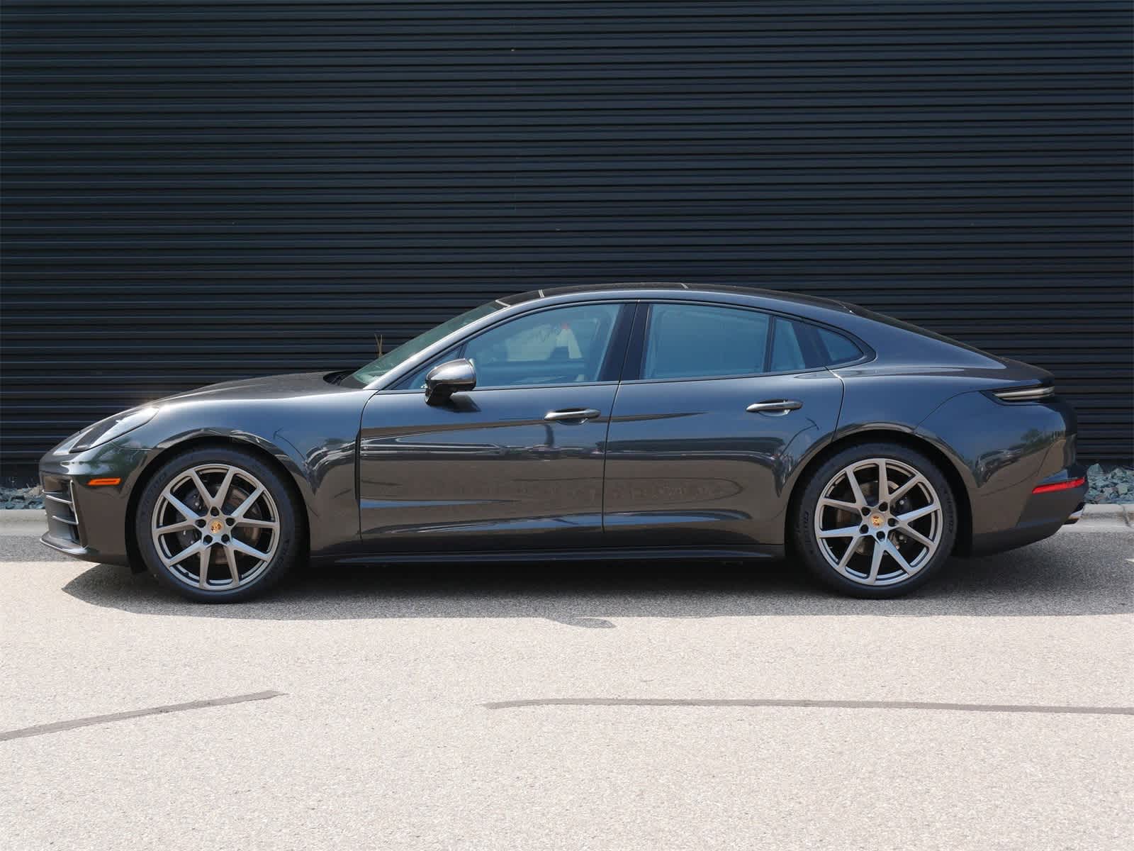 2025 Porsche Panamera 4 photo 2