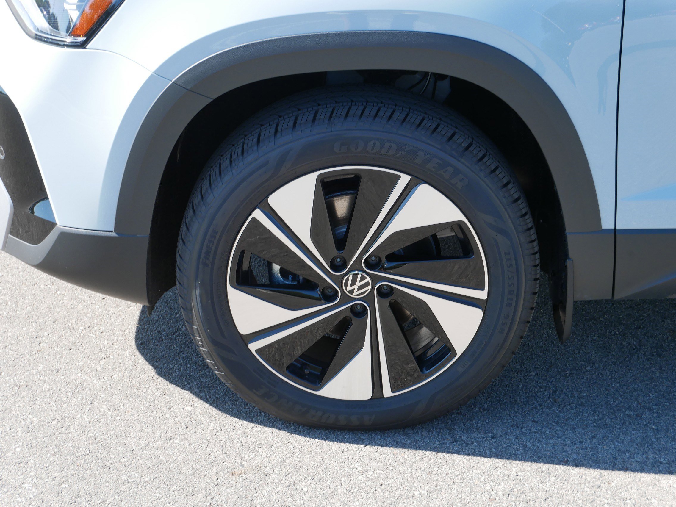 2025 Volkswagen Taos SE photo 2