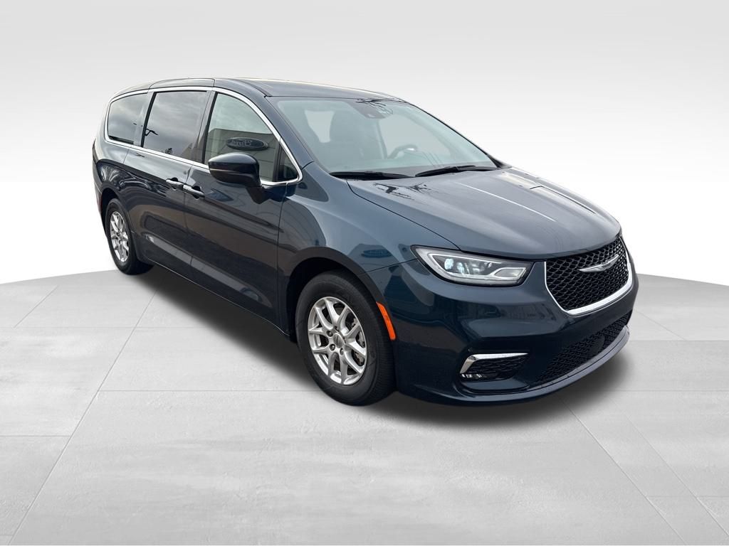 2023 Chrysler Pacifica Touring L photo 3