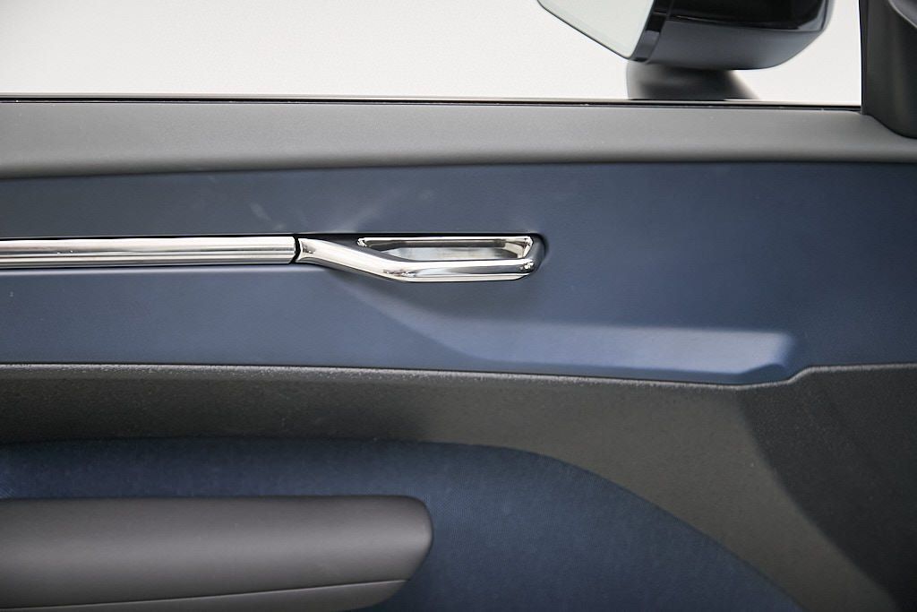 2025 VOLVO EX30 - Image 10