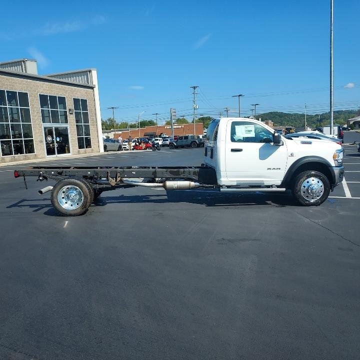 2024 Ram 5500 SLT photo 3