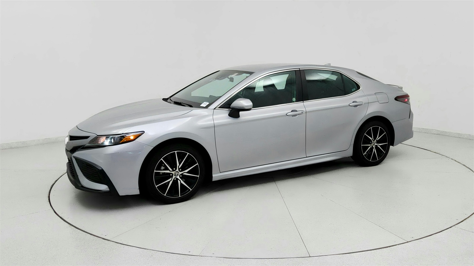 2024 Toyota Camry SE photo 3