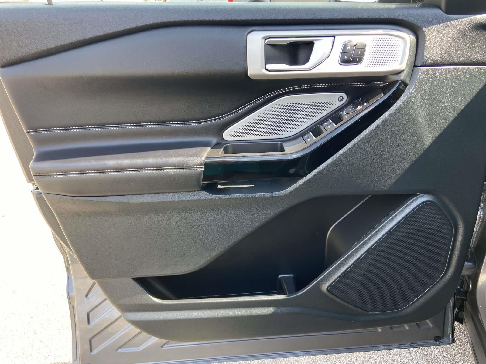 2023 Ford Explorer ST photo 2