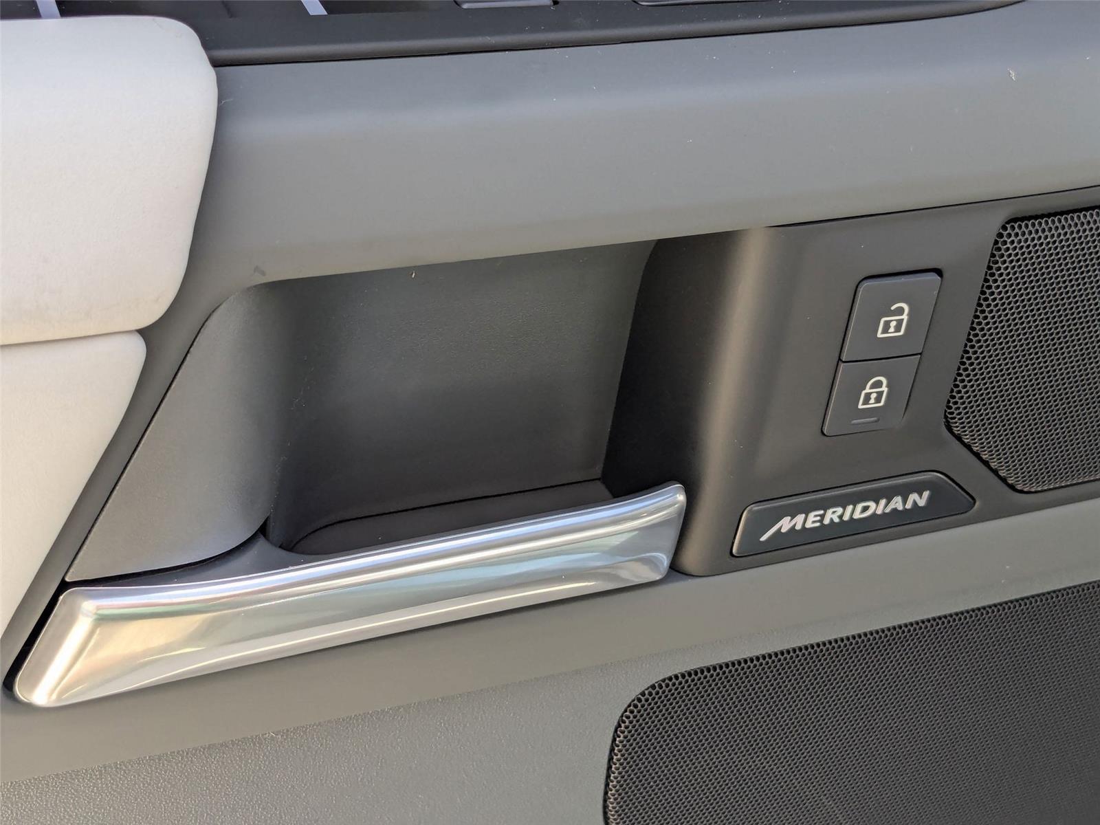2025 Land Rover Defender 110 S photo 13
