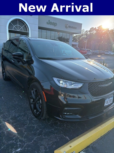 2023 Chrysler Pacifica Touring L's photo