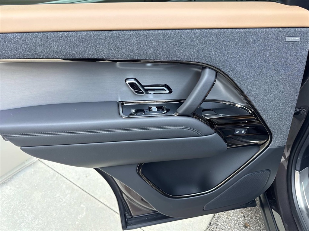 2025 Land Rover Range Rover Sport SE photo 14