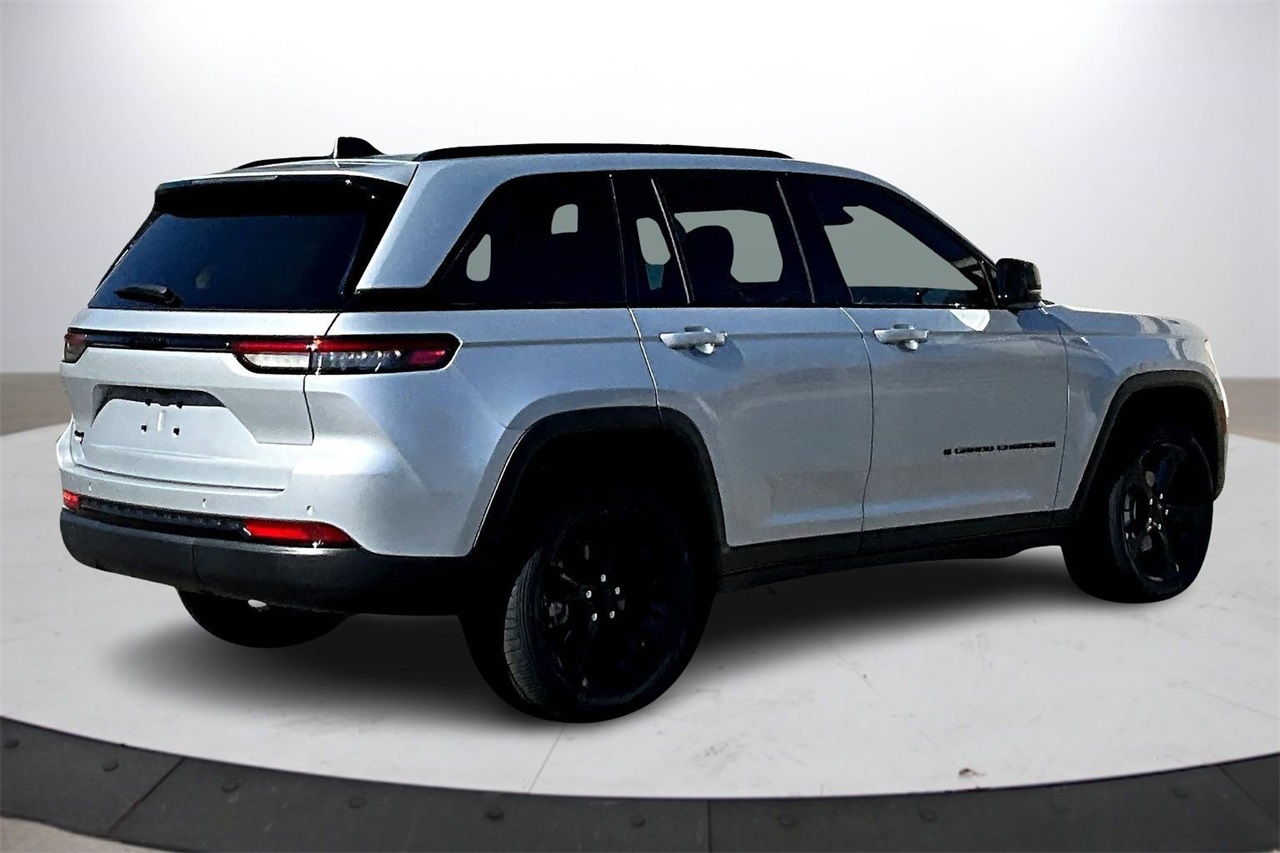 2023 Jeep Grand Cherokee Altitude photo 3