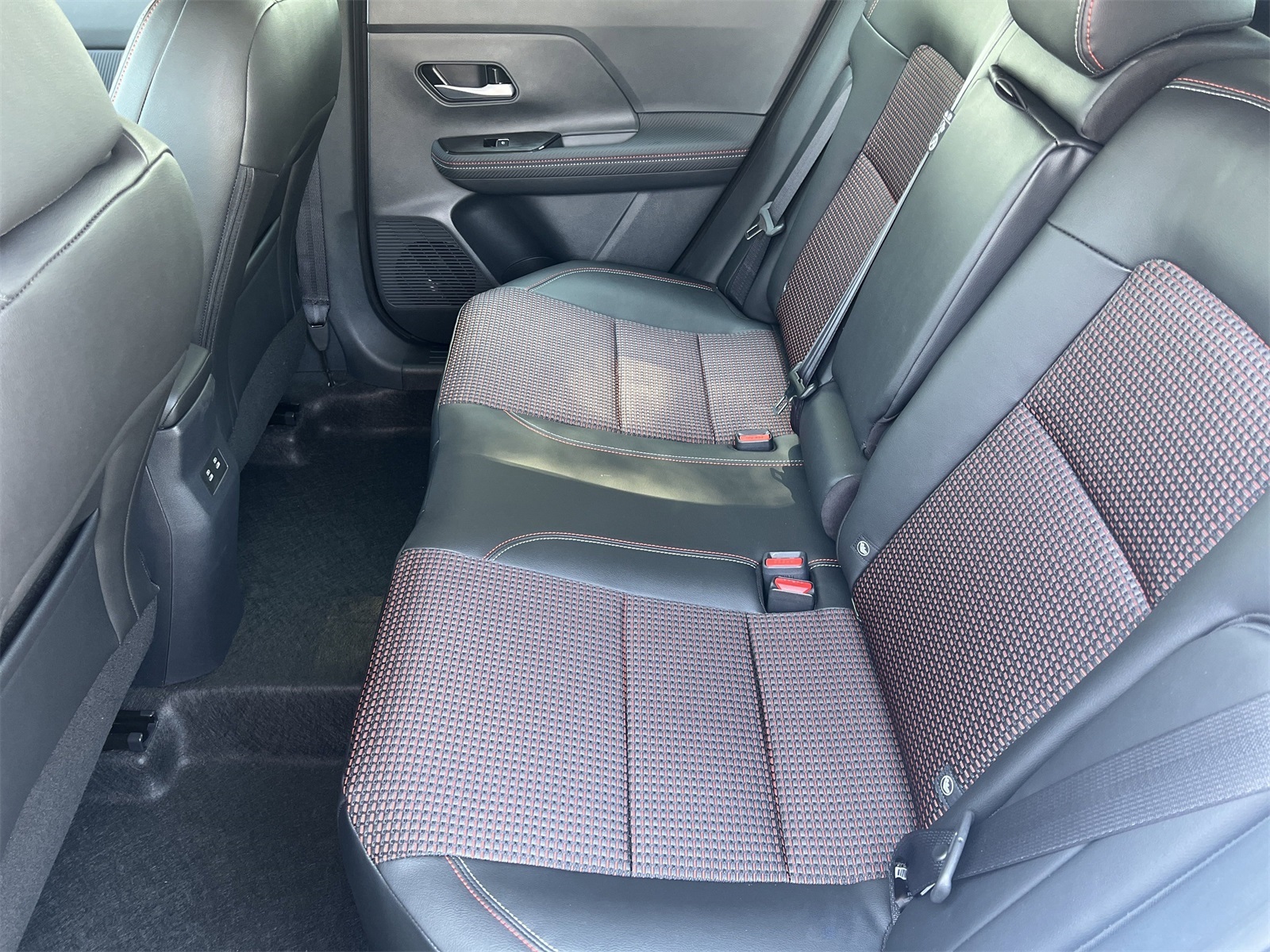 2025 Nissan Kicks SR photo 2