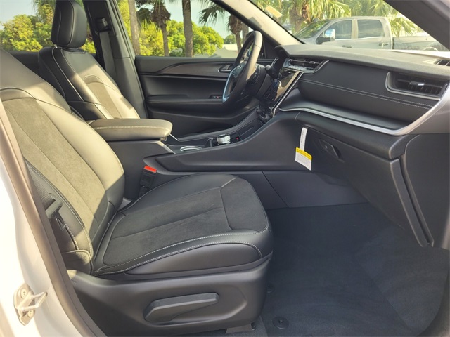 2025 Jeep Grand Cherokee Altitude photo 16