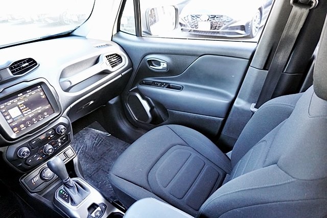 Used 2022 White Jeep Latitude image 21