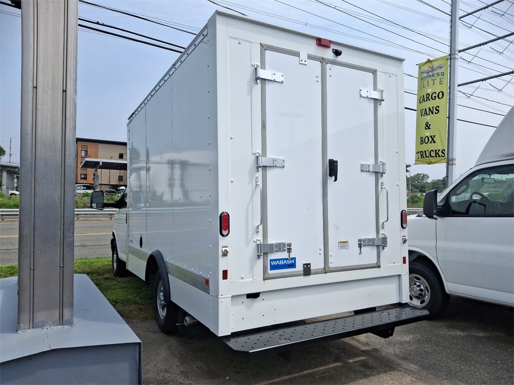 2025 Chevrolet Express Cutaway 3500 photo 3
