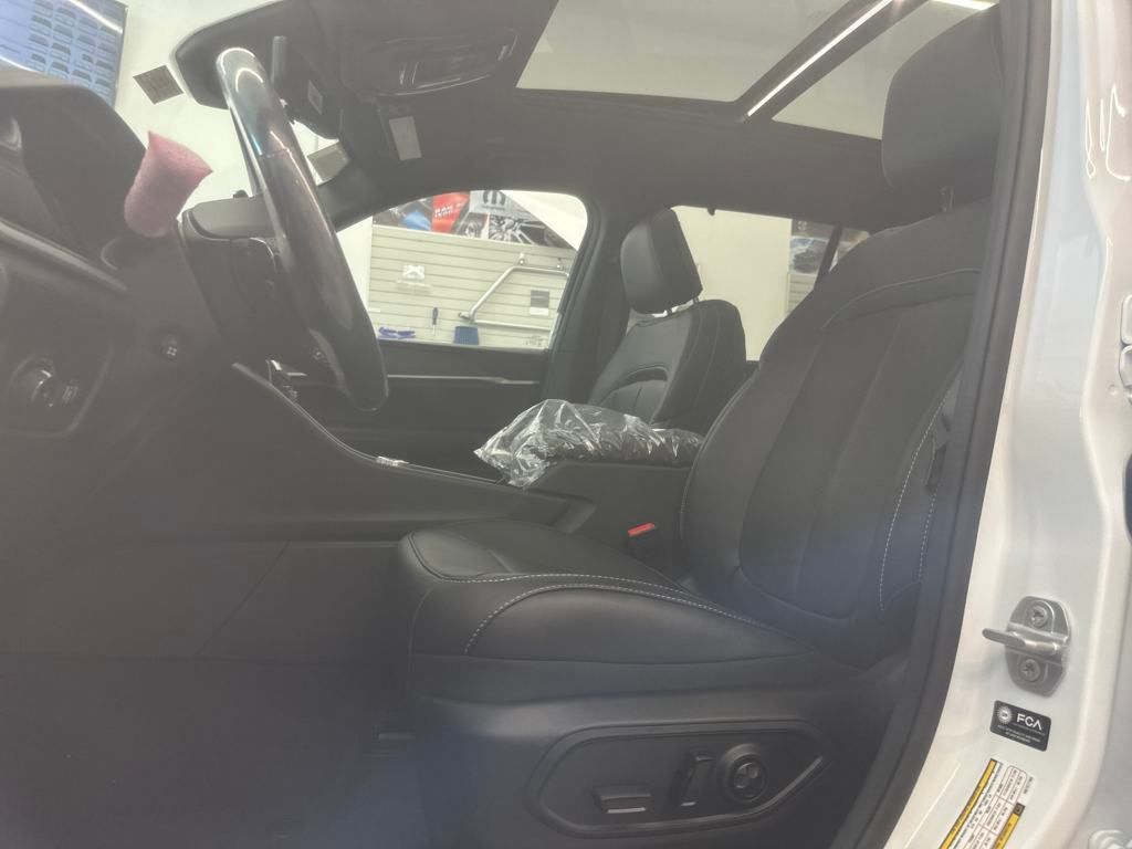 2025 Jeep Grand Cherokee Limited photo 3