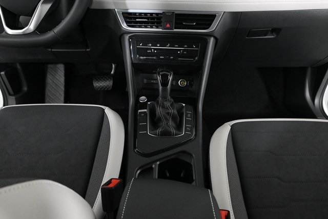 2025 Volkswagen Taos SE photo 8