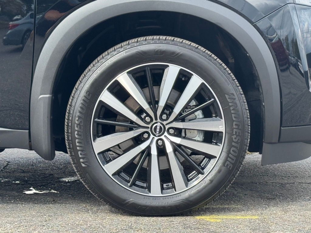 2025 Nissan Pathfinder Platinum photo 2