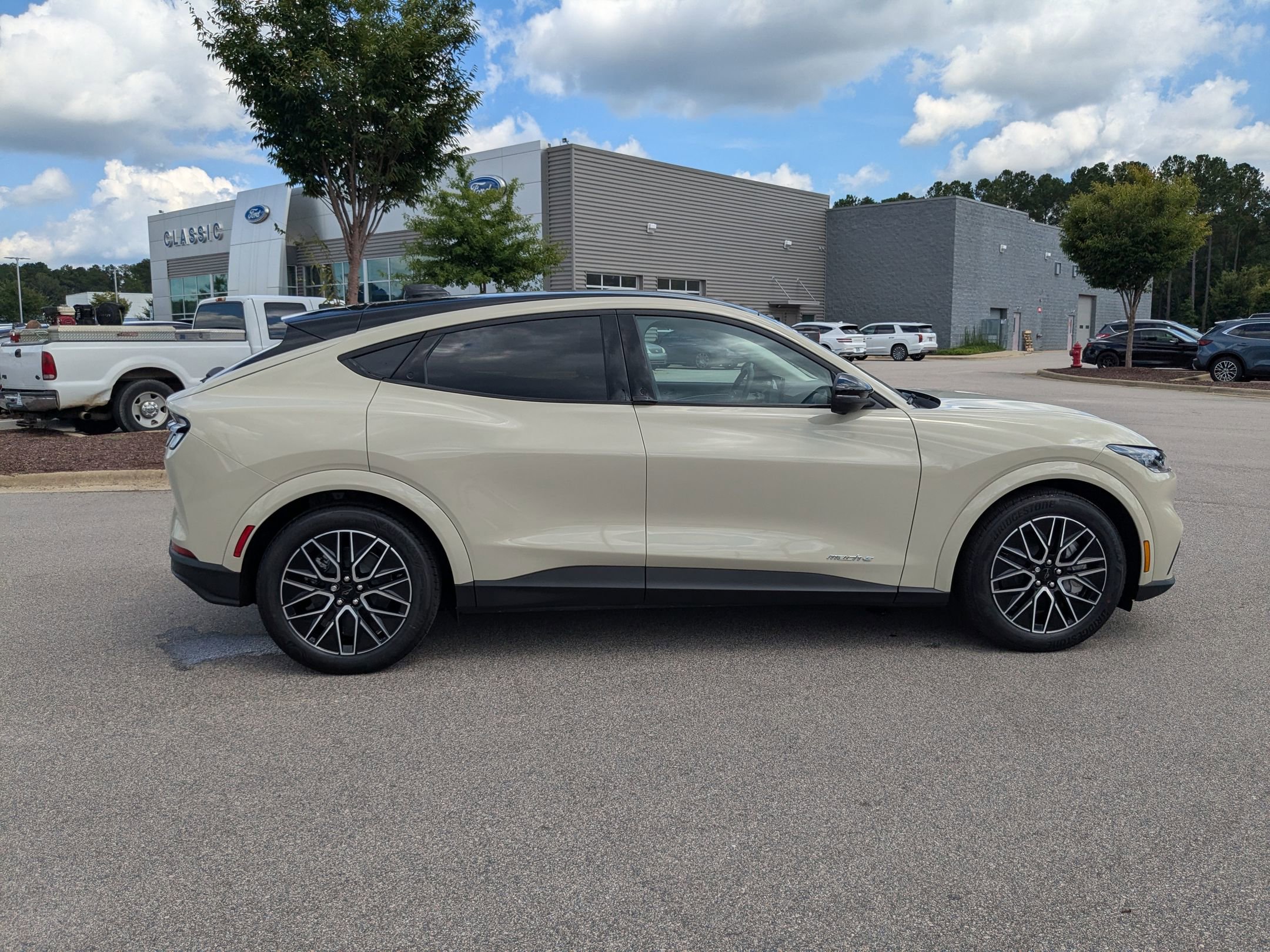 2025 Ford Mustang Mach-E Premium photo 6