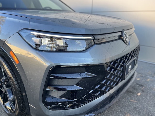 2026 Volkswagen Tiguan SE R-Line Black photo 2