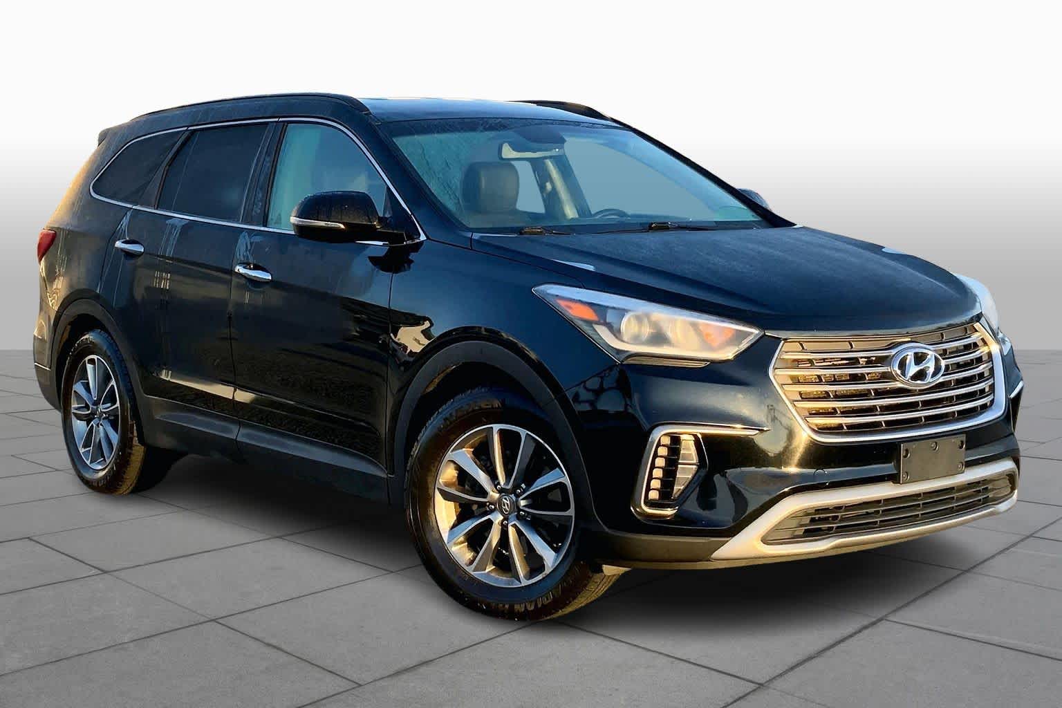 2017 Hyundai Santa Fe SE photo 2