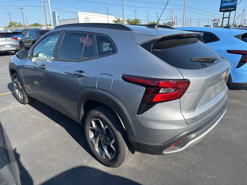 2024 Chevrolet Trax LT photo 3