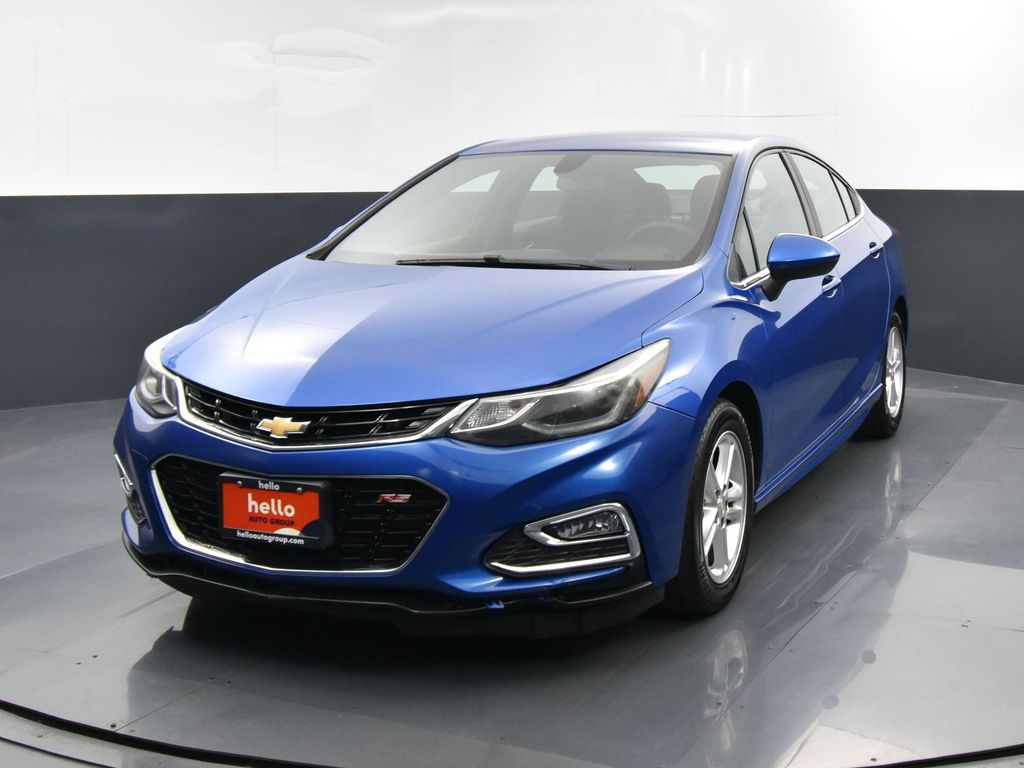 2017 Chevrolet Cruze LT photo 2