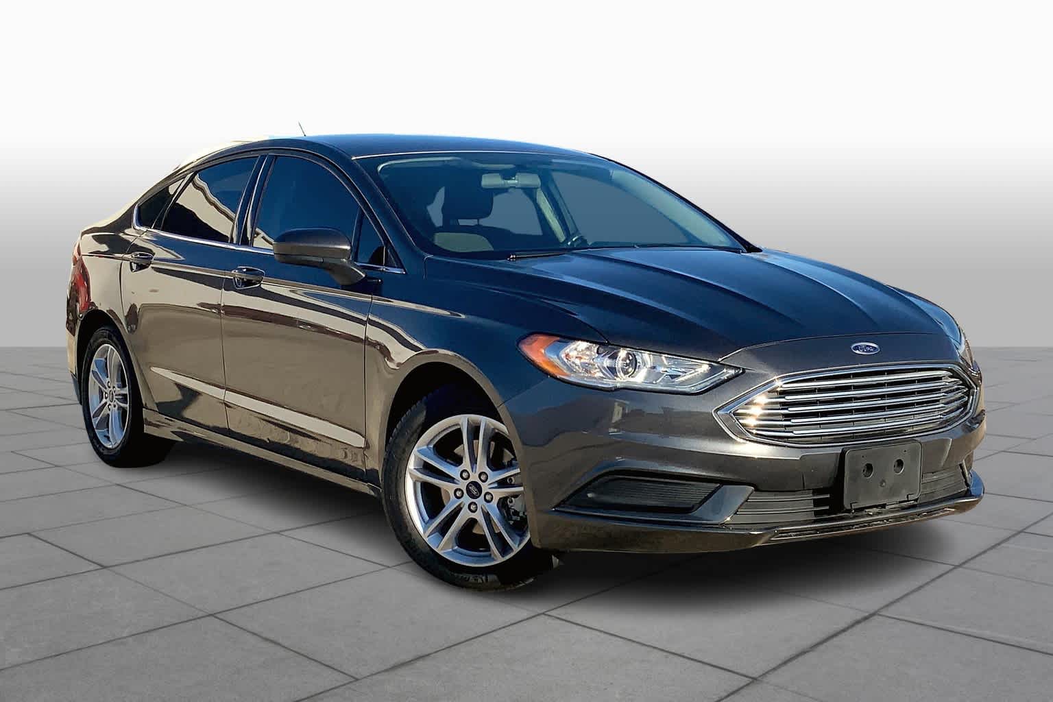 2018 Ford Fusion SE photo 2