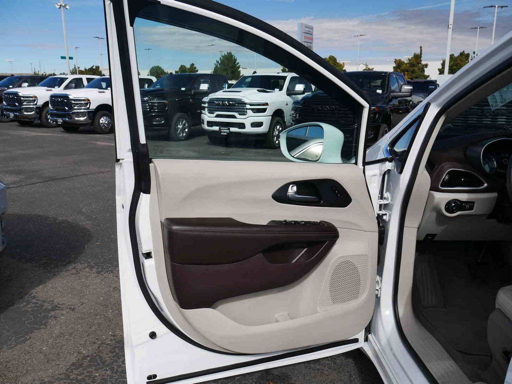 2021 Chrysler Pacifica Touring L photo 23