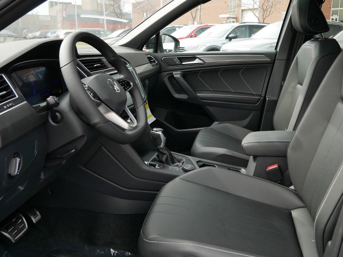 2024 Volkswagen Tiguan SE R-Line photo 2