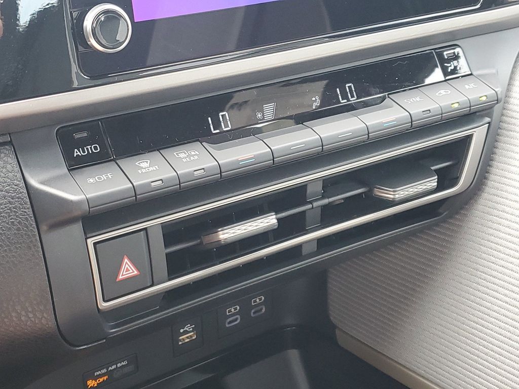 2025 Toyota Camry SE photo 25