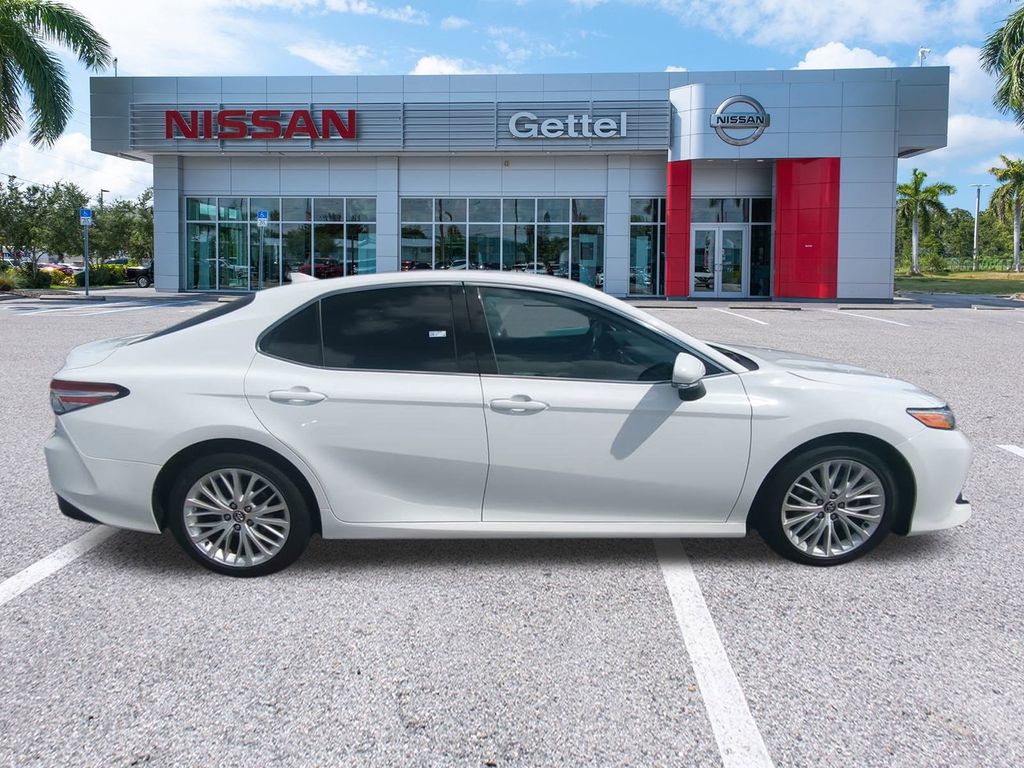 2019 Toyota Camry XLE photo 4