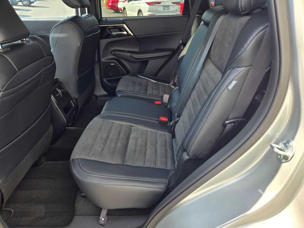 2025 Mitsubishi Outlander SE photo 11