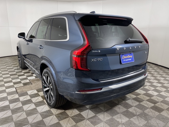 2025 Volvo XC90 Core photo 5
