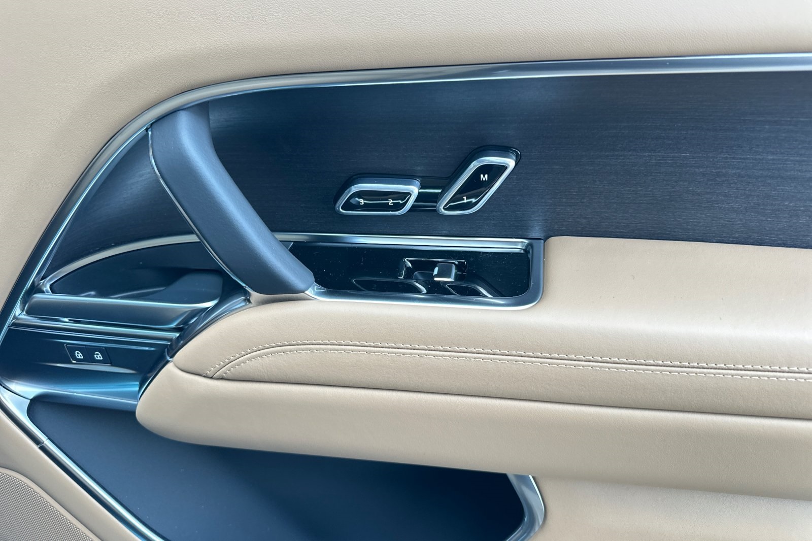 2025 Land Rover Range Rover SE photo 18